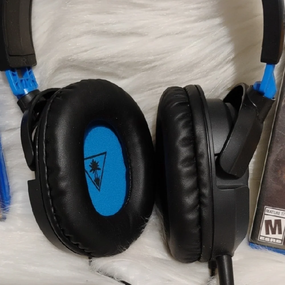 Turtle Beach Black/Blue Gaming Headset & PS4 Call Of Duty/Days Gone Game Set